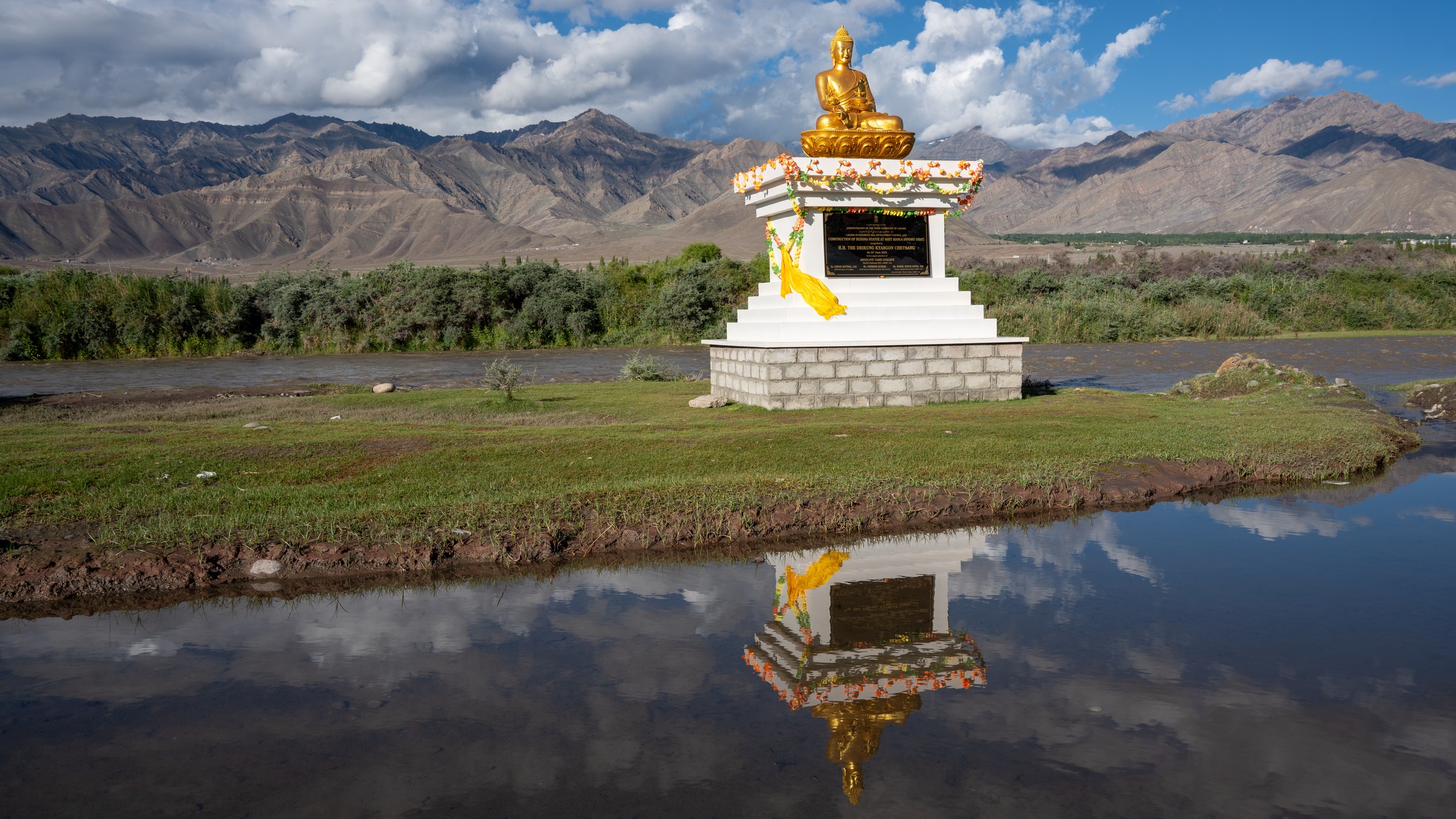 사찰의 부처님 상 실사 사진